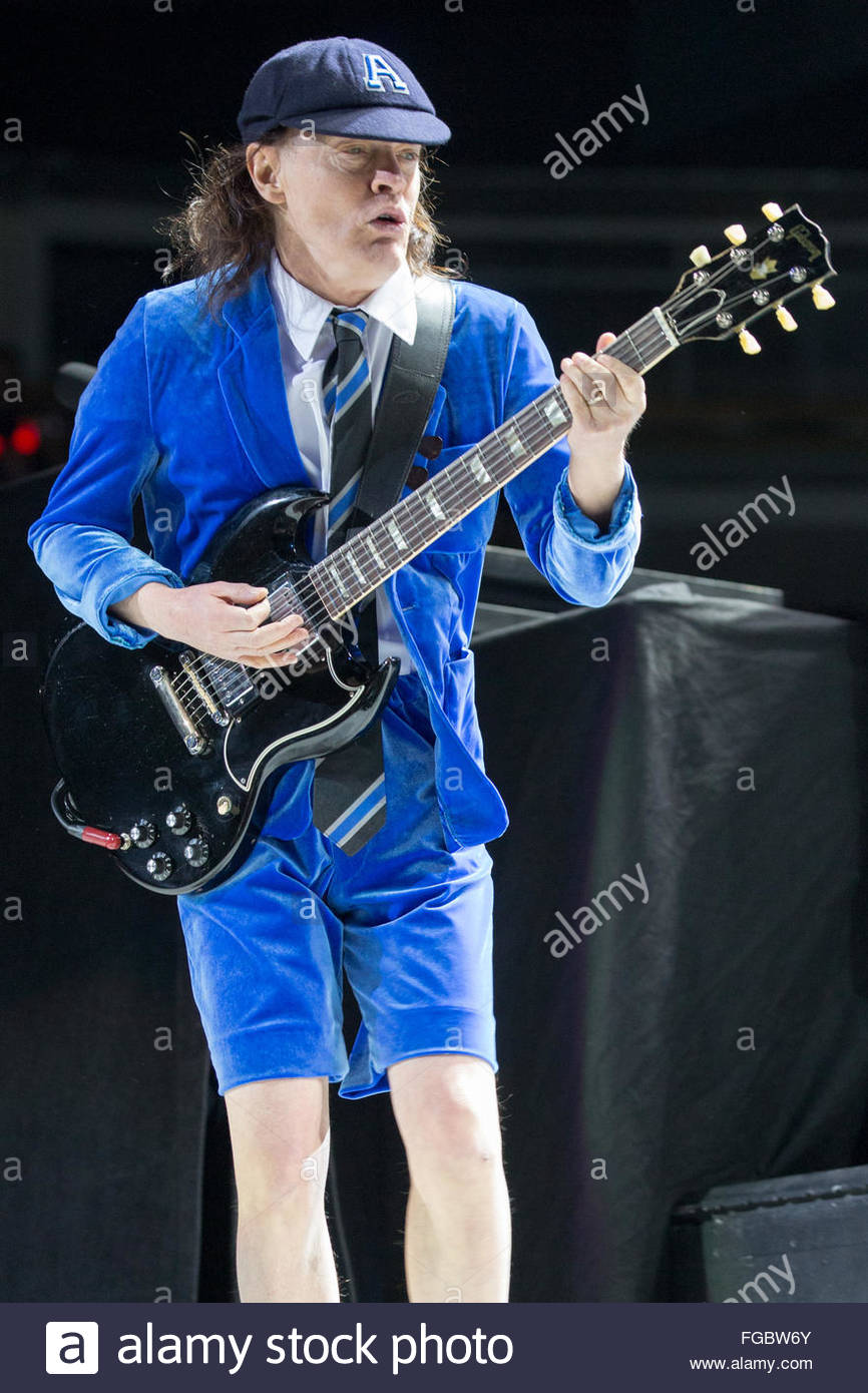 chicago-illinois-usa-17th-feb-2016-guitarist-angus-young-of-acdc-performs-FGBW6Y.jpg