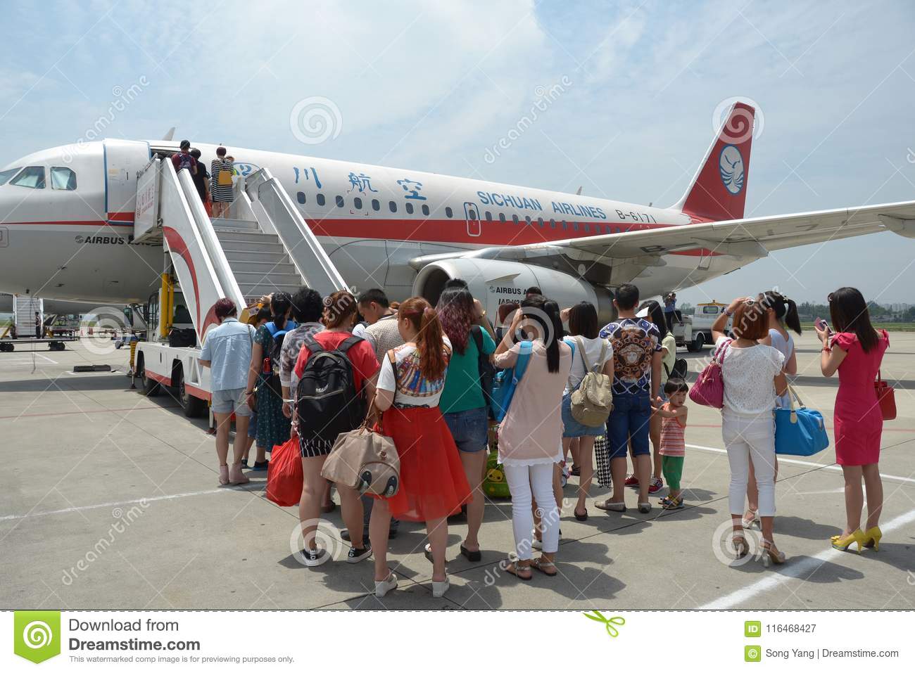 passengers-walking-boarding-planeã€‚-photo-taken-aug-th-passengers-boarding-plane-116468427.jpg